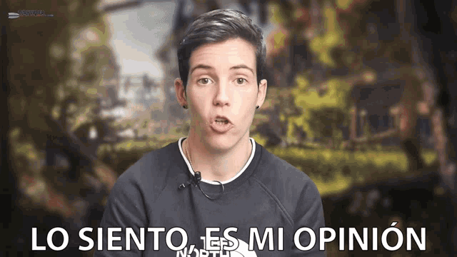 a man says lo siento es mi opinion in front of trees