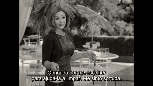 a black and white photo of a woman with subtitles in a language other than english
