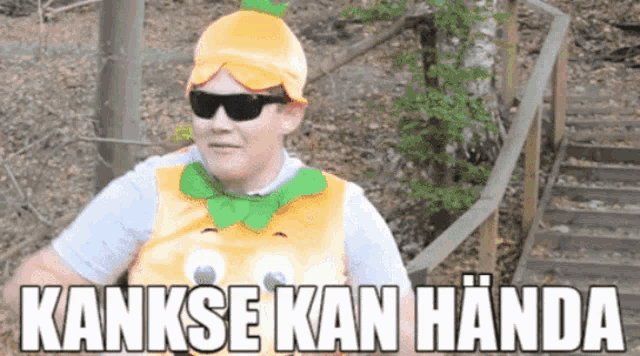 a man in a pumpkin costume with the words kankse kan handa above him
