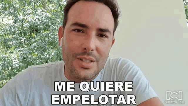 a man says me quiere empelotar in front of trees
