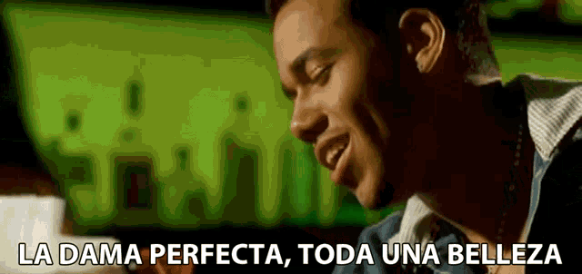 a man singing in spanish with the words la dama perfecta