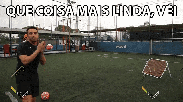 a man on a soccer field with the words que coisa mais linda vel written above him
