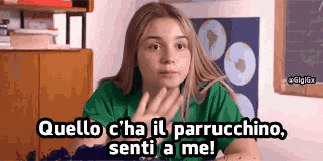 a girl in a green shirt with the words quello c'ha il parruchino senti a me