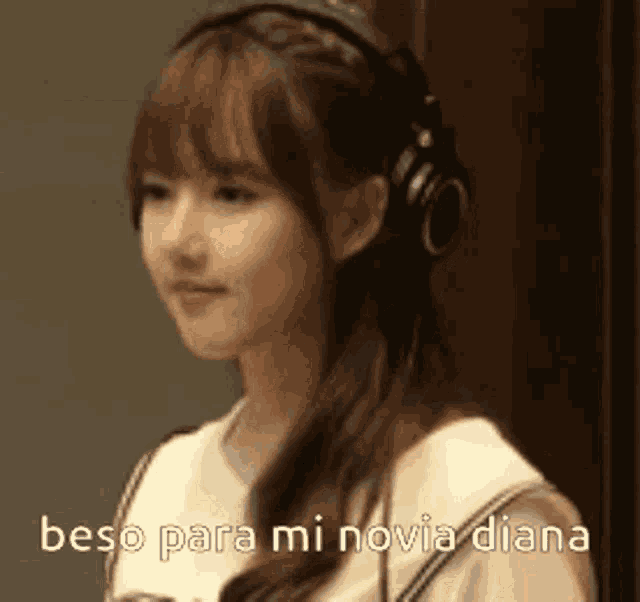a girl wearing headphones says " beso para mi novia diana " .