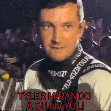 a man with a scarf around his neck and the words tyler mirando a su nv yuli