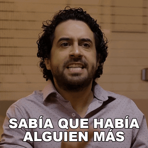 a man with a beard says sabia que habia alguen mas
