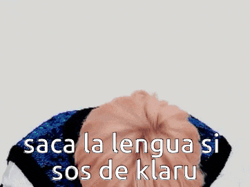 a man with pink hair is laying down with the words " saca la lengua si sos de klaru " written above him