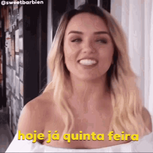 a woman is smiling and says hoje ja quinta feira in a foreign language .
