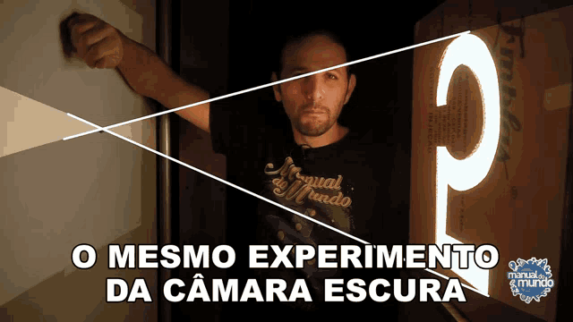 o mesmo experimento da camara escura is written above a man in a black shirt
