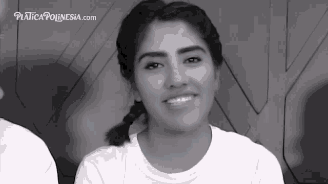 a woman in a white shirt is smiling in a black and white photo with the website platicapolynesia.com in the corner