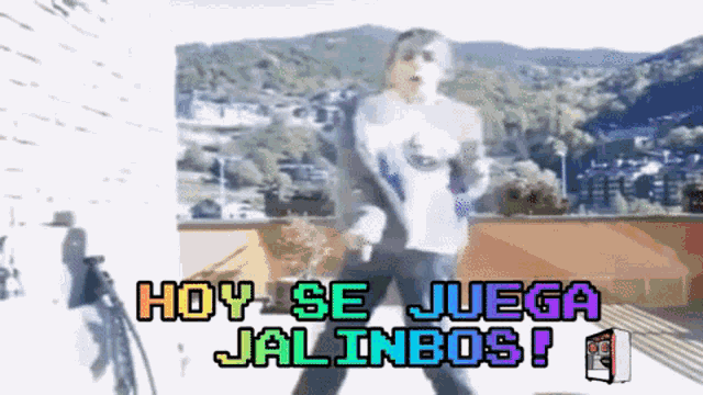a woman is dancing with the words hoy se juega jalinbos