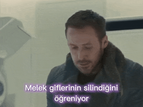 a man with a beard is wearing a black jacket and a fur scarf and says melek giflerinin silindiğini öğreniyor