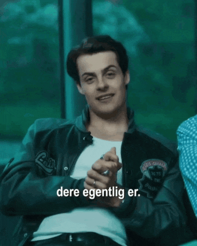 a man wearing a jacket that says ' dere eigenlig er ' on it