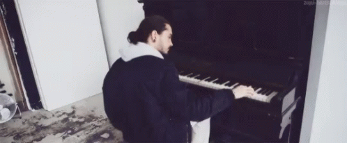 Tom Kaulitz Play GIF - Tom Kaulitz Play Piano GIFs