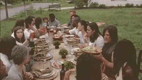 A Verdadeira Felicidade Está Na Própria Casa Entre As Alegrias Da Família GIF - Twd Eat Lunch GIFs