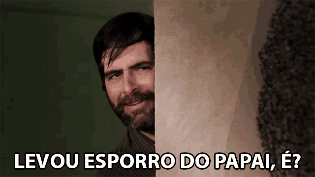 a man peeking out from behind a wall with the words levou esporo do papai