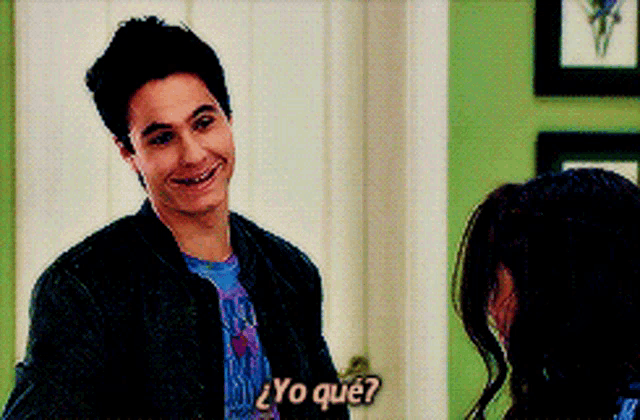 a man is smiling and talking to a woman with the words yo que written on the bottom