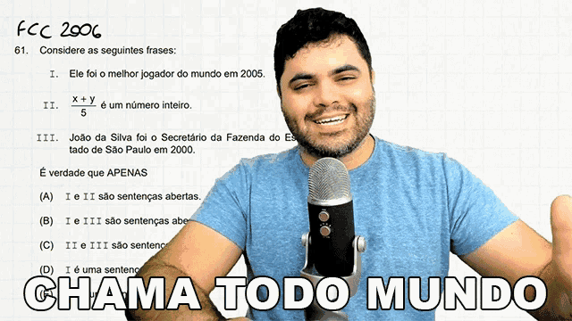 a man stands in front of a microphone with the words chama todo mundo written above him