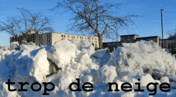 a pile of snow with the words trop de neige written in black