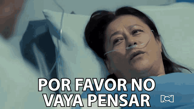 a woman laying in a hospital bed with the words por favor no vaya pensar written above her