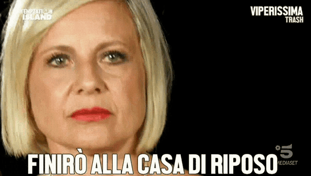 a close up of a woman 's face with the words " finiro alla casa di riposo " above her