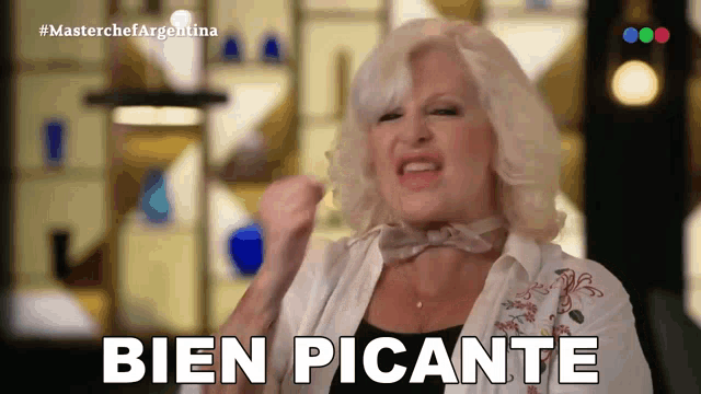 a woman says bien picante in a video