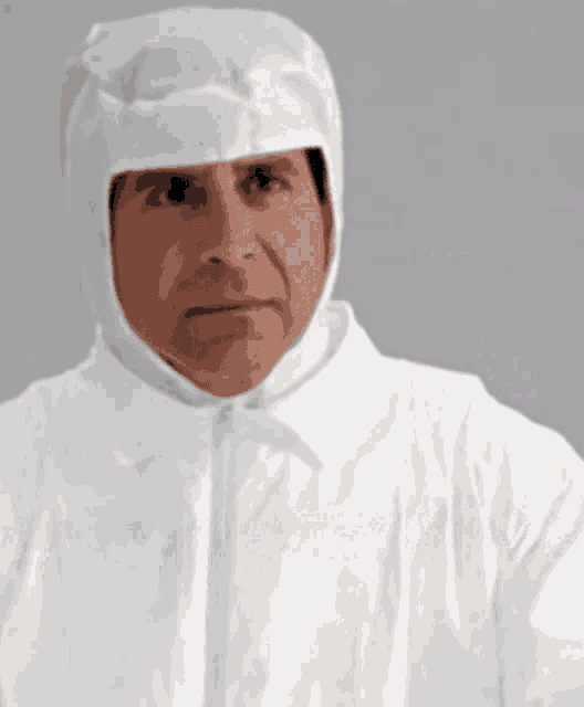Adrian Monk in einem Reinraum beginnt selig zu lächeln