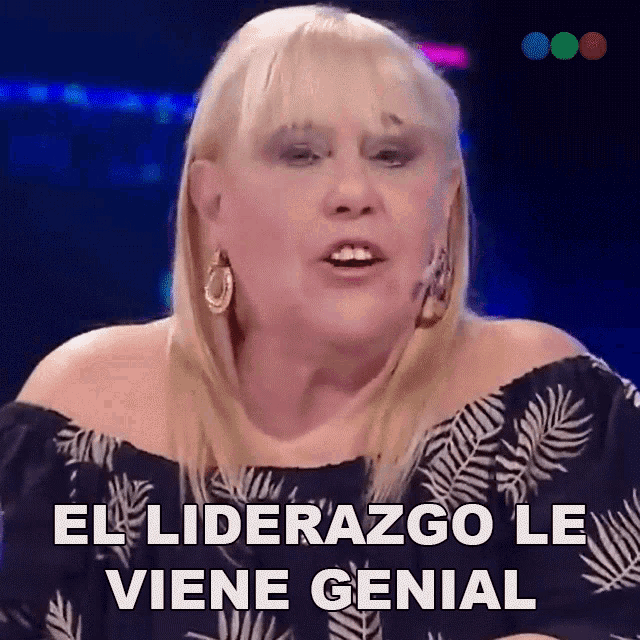 a woman says el liderazgo le viene genial on a blue background