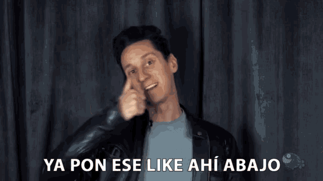a man in a leather jacket gives a thumbs up with the words ya pon ese like ahi abajo below him