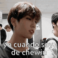 a close up of a person 's face with the words `` yo cuando soy de chewin '' written in white letters .