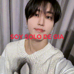 a man is taking a selfie with the words soy solo de gia written in red .