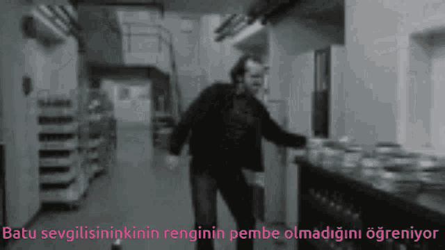 a blurred image of a man in a kitchen with the words batu sevgilisininkinin renginin pembe olmadiğini öğreniyor