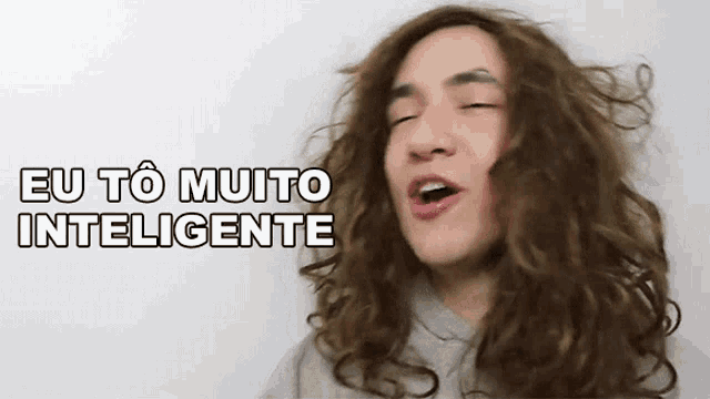 a man with long curly hair is making a funny face and saying eu to muito inteligente .