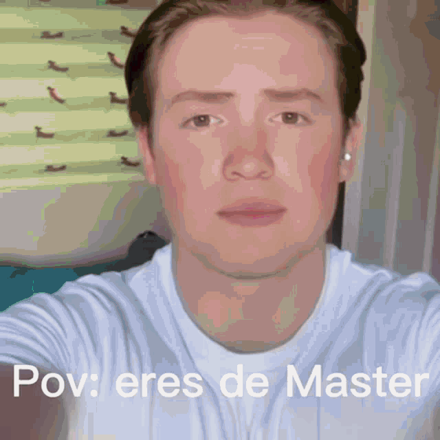 a man taking a selfie with the caption " pov eres de master " on the bottom