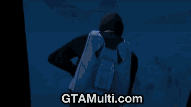 a man with a backpack is swimming in the water and the website gtamulti.com is visible in the corner