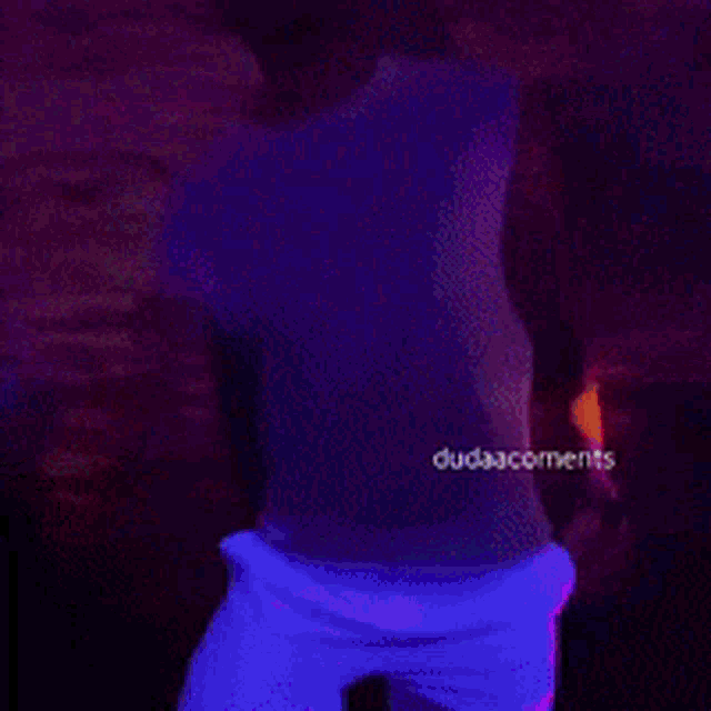 a blurry photo of a person dancing with the words dudaacoments visible