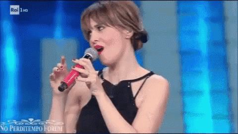 a woman singing into a microphone with the words no perditempo forum written on the bottom