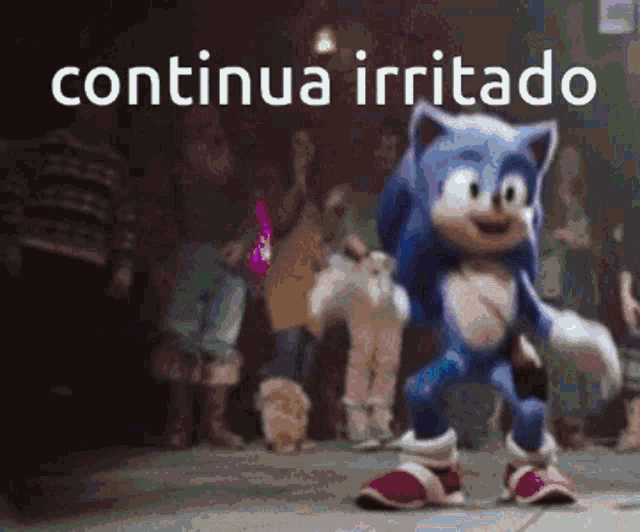 a cartoon of sonic the hedgehog dancing in front of a crowd with the words continua irritado below him