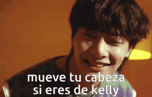 a close up of a person with the words mueve tu cabeza si eres de kelly on it