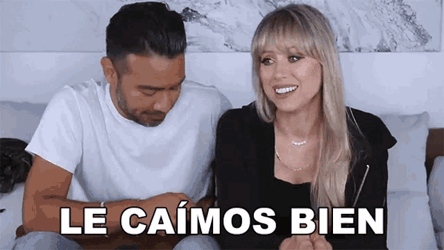 a man and a woman are sitting on a couch with the words le caimos bien written on the bottom