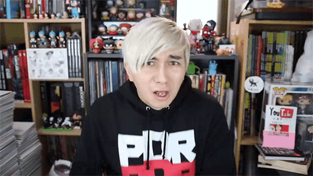 a man wearing a hoodie that says por on it
