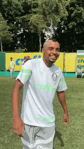 a man wearing a green and white shirt that says crefisa