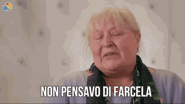 a woman with her eyes closed has the words non pensavo di farcela above her head
