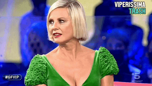a woman in a green dress is on a television screen with the words viperissima trash on it