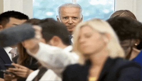 a blurry picture of a man in a suit and tie