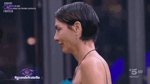 two women standing next to each other with the words grande fratello on the screen
