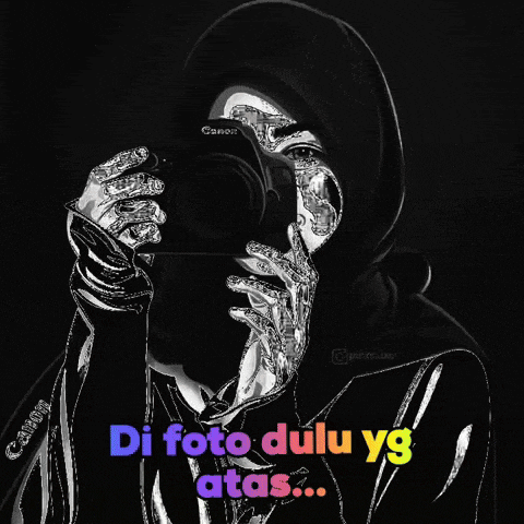 a black and white drawing of a woman taking a picture with the words di foto dulu yg atas below her
