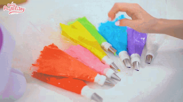 a person is decorating a cake with the word decorar on the bottom