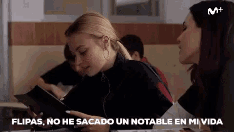 two girls are sitting at a table with the words flipas no he sacado un notable en mi vida in the corner