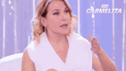 a woman says e tu che hai fatto on a purple background